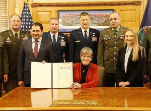 ՀՀ պաշտպանության նախարարը հանդիպել է Կանզասի նահանգապետի հետ