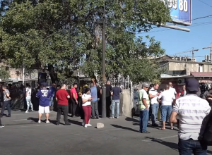 Ծառուկյանին էլ կդիմենք, Ալեքսանյանին էլ կդիմենք, որ մեզ շուկա սարքեն. «Փեթակի» առևտրականները գործադուլ են անում