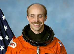 Տիեզերագնացի Ջեյմս Բաղյանի կողմից իր կրծքանշանների հանձնումը Հայաստանի պատմության թանգարանին