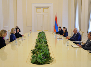 Президент Ваагн Хачатурян принял Анну Бердье