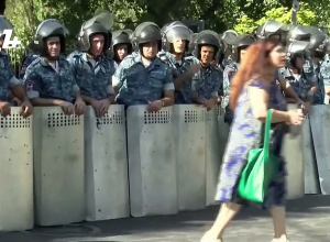 Մեծ թվով ոստիկաններ պատ կազմած հսկում են Բաղրամյան-Դեմիրճյան խաչմերուկը