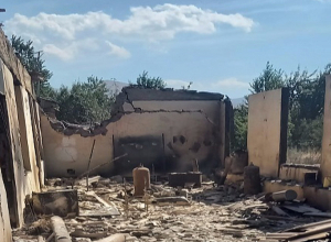 В селе Сотк в результате обстрела загорелось строение