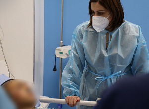 Առողջապահության նախարարն այցելել է ադրբեջանական հրետակոծության հետևանքով վիրավորում ստացածներին