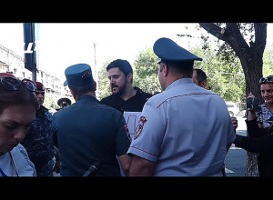 Բերետավորները ուժ կիրառելով բերման ենթարկեցին ՌԴ դեսպանատան մոտ ակցիա իրականցնողներին