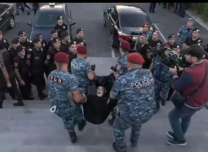 Եռաբլուրում զոհվածների ծնողներին բերման ենթարկեցին Փաշինյանի այցից առաջ