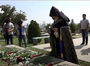 Католикос возложил цветы в Ераблуре