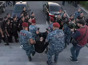 «Եռաբլուր»  պանթեոնից բերման ենթարկված ծնողներից 5-ը ստացել է մարմնական վնասվածքներ․ հաղորդում է ներկայացվելու ՀՀ գլխավոր դատախազին․ փաստաբան