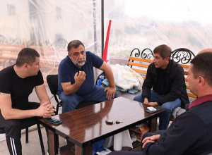 Ռուբեն Վարդանյանը Ստեփանակերտում հանդիպել է վրանի տակ հավաքված մի խումբ արցախցիների