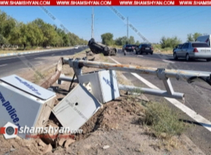 Opel Astra-ն Երևան-Արմավիր ճանապարհին բախվել է էլեկտրասյանն ու արագաչափերի սյանը և գլխիվայր շրջվել