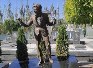 Երևանի քաղաքային պանթեոնում տեղադրվել է երգիչ Հայկոյի արձանը