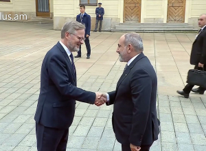 Как встретили Пашиняна в Праге