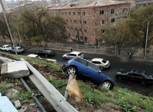 Աշտարակի խճուղուց Դավթաշեն տանող ճանապարհին  «BMW Mini Cooper» -ը շրջվել է ձորակը