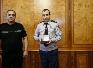 Վահե Ղազարյանը մի խումբ ծառայողների պարգևներ է հանձնել