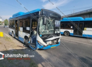 Երևանում վթարի է ենթարկվել թիվ 23 երթուղին սպասարկող ավտոբուսը