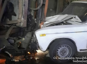 «KamAZ»-ը բախվել է ծառին, գազատար խողովակին, էլ․ սյանը, այնուհետև կողաշրջվել՝ բախվելով կայանած 2 մեքենայի