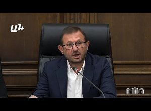 Գեղամ Մանուկյանը փաստաթղթեր ներկայացրեց՝ ասելով, որ Փաշինյանը ստում է