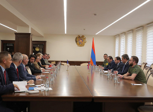 Министр обороны Армении принял делегацию из Франции