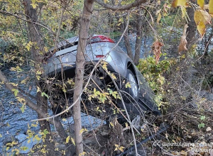 Դավթաշենի կամրջի մոտ բախվել են մեքենաներ, որոնցից մեկն ընկել է ձորը