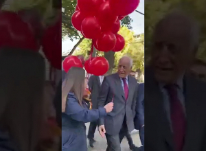 Ընդդիմադիր պատգամավորը Վահագն Խաչատրյանին կարմիր փուչիկ նվիրեց