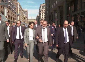 Փաշինյանի կարճատեւ զբոսանքը Երեւանով