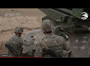 Հրամանատարը ձեռքերը վառելով հաջորդն էր փորձում լիցքավորել