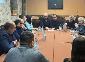 «Պատիվ ունեմ»-ի պատգամավորներն Արցախում հանդիպել են ԱՀ խորհրդարանի ընդդիմադիր կուսակցությունների ներկայացուցիչների հետ