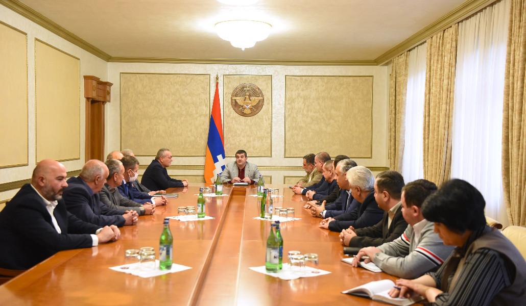 071122YndlaynKhorhrdAzgZhoxPetNax