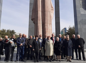 Կոմունիստները ծաղիկներ են խոնարհել  Ստեփան Շահումյանի և Ալեքսանդր Մյասնիկյանի հուշարձաններին