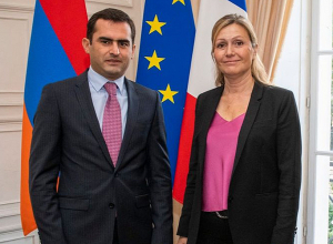 Հակոբ Արշակյանը Փարիզում հանդիպել է Ֆրանսիայի Ազգային ժողովի նախագահին