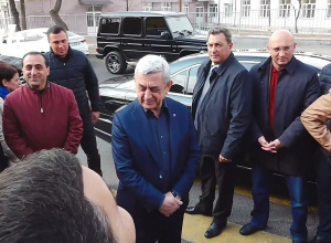 Серж Саркисян беседует со своими сторонниками после несостоявшегося суда