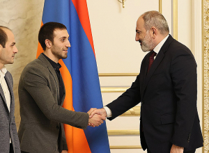 Премьер-министр принял чемпиона мира Артура Давтяна и бронзового медалиста Арутюна Мердиняна