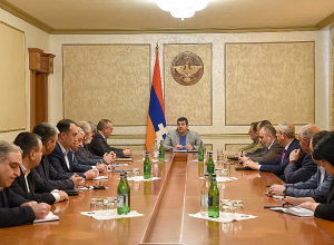Խորհրդակցություն՝ Արայիկ Հարությունյանի, Ռուբեն Վարդանյանի, Վիտալի Բալասանյանի մասնակցությամբ