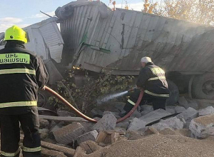 Գերեզմանատան մոտակայքում «Կամազ»-ը բախվել է վագոն-տնակին, այնուհետ հարակից շինությանը․ վարորդի վիճակը ծանր է