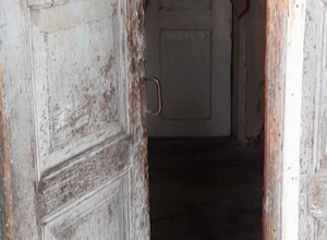 Четверо мужчин совершили кражу из дома пенсионерки в Акнашене