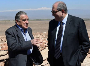 Արմեն​ Սարգսյանը​ շնորհավորել​ է​​ Էդուարդո​ Էռնեկյանին՝​ ծննդյան​ 90-ամյակի​ առթիվ