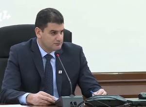 Скажите, что нужно, я лично приду встречусь с этим человеком: строят будку, бросают мусор на крышу