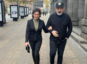 Փաշինյանը տիկնոջ հետ զբոսնում է Երևանում