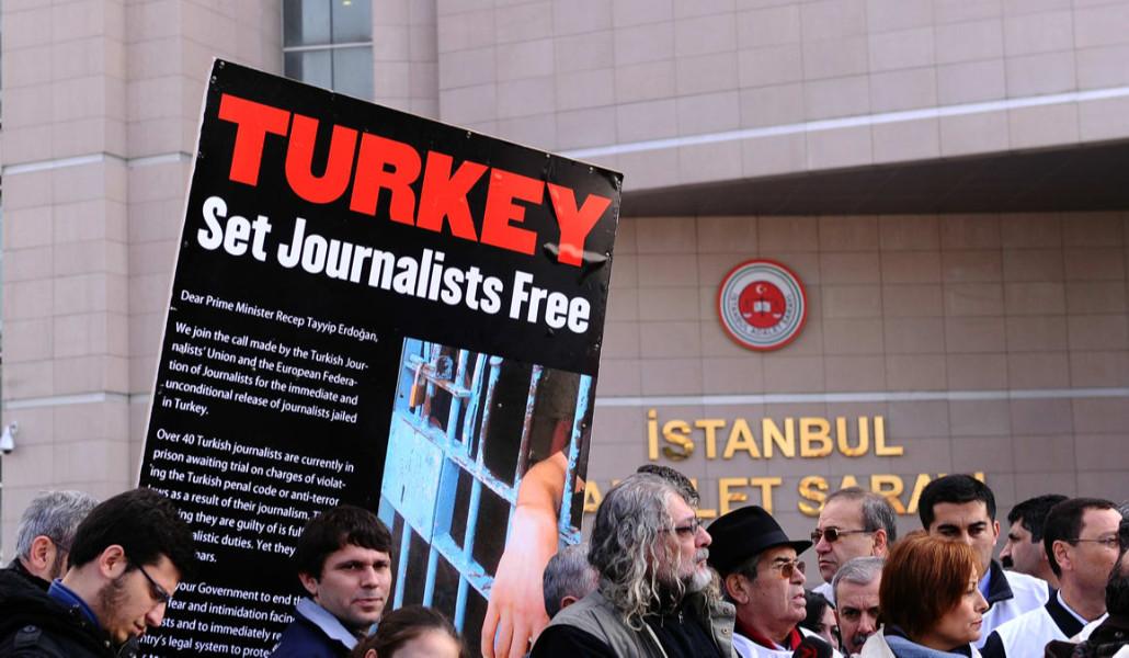 turkey-continues-to-arrest-journalists_bf78ex