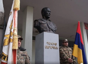 Երեւանի թիվ 100 հիմնական դպրոցը անվանակոչվել է Դավիթ Սարապյանի՝ Դեւի անունով