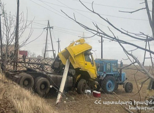 ԻԻՀ բեռնատարը բախվել է էլեկտրասյանը