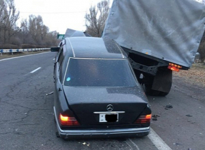 «Մերսեդեսը»՝ ԶԻԼ-ի անվադողի և թափքի հատվածում