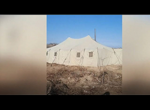 В палатке ночуют те, кто захотел остаться рядом с автомобилями