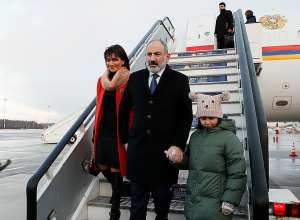 Փաշինյանը կնոջ և փոքր դստեր՝ Արփիի հետ աշխատանքային այցով ժամանեց Պետերբուրգ․ լուսանկարներ