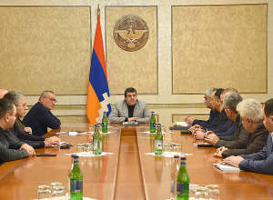 Президент Арцаха обсудил Лачинскую проблему с представителями политических сил