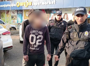 Ереванские патрульные арестовали молодого человека, укравшего зеркала автомобиля