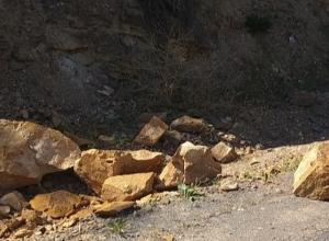 Փրկարարները հեռացրել են Ջերմուկ տանող ավտոճանապարհի եզրին թափված քարերը