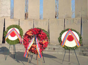 Սերժ Սարգսյանի անունից առավոտյան ծաղկեպսակ է դրվել «Եռաբլուր»-ում