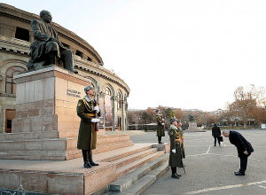 Փաշինյանը խոնարհվել է Թումանյանի արձանի առջեւ եւ ոչ միայն