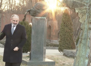 Փաշինյանը խոնարհվել է Թումանյանի արձանի առջեւ եւ ոչ միայն