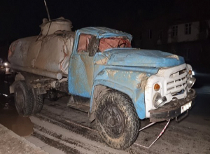 Բեռնատար ավտոմեքենան բախվել է էլեկտրական սյանը և կողաշրջվել՝  տապալելով սյունը